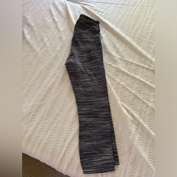Luluemon, Grey striped workout pants, Capris, size 4, condition New - Picture 3 of 3